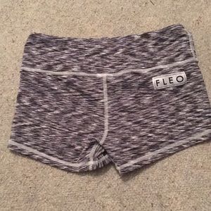 Fleo Tenacious size small